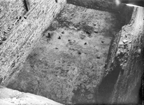 845567 Afbeelding van een archeologische opgraving op een onbekende locatie te Utrecht